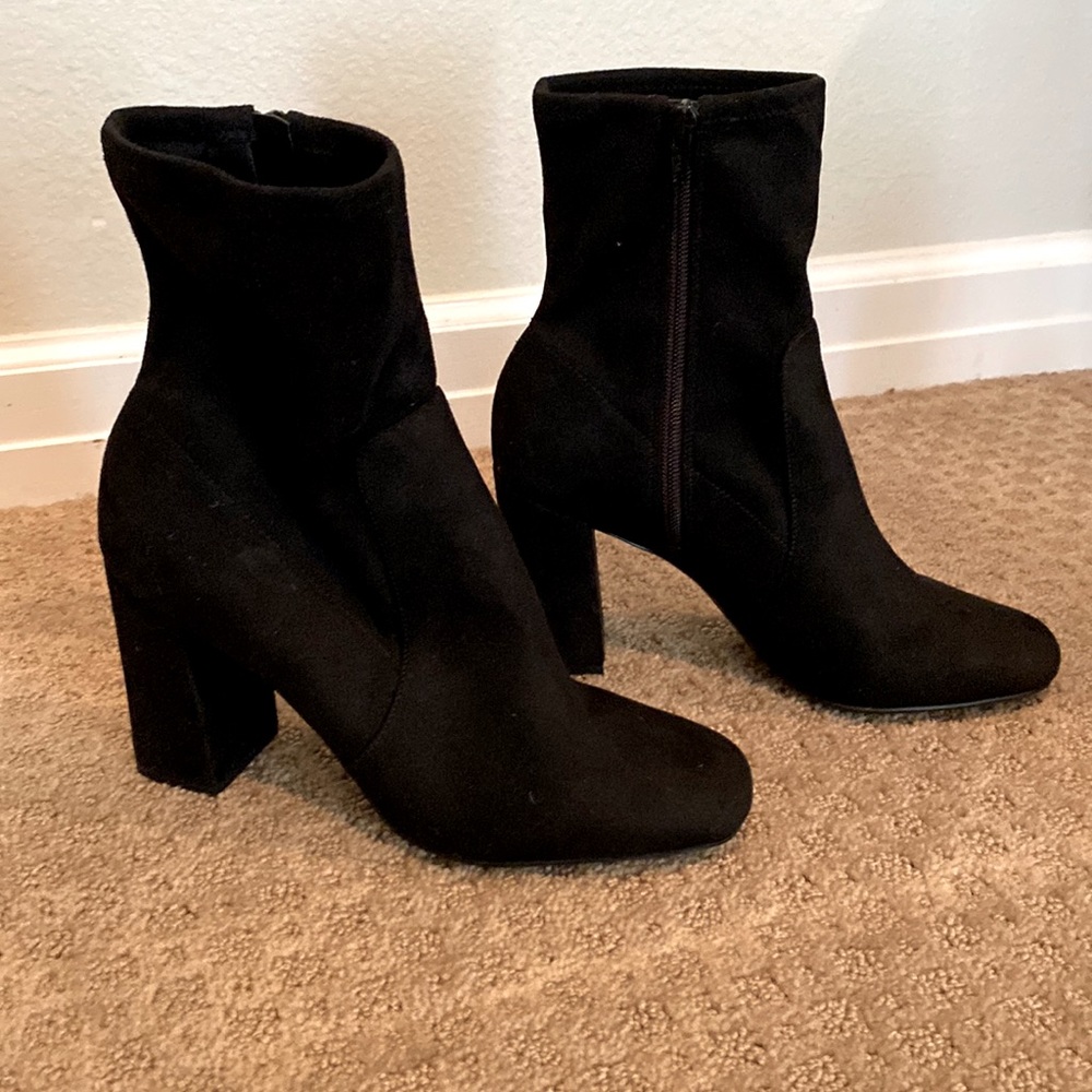 Naturalizer black ankle boot. Excellent condition. Size 8.5